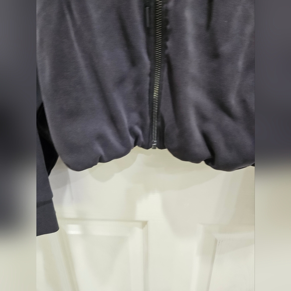 EUC Athleta Black Seasoft Bubble Hem Full Zip Size Small - Picture 11 of 11